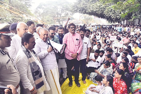 ಹುಬ್ಬಳ್ಳಿಯ ವಾಯವ್ಯ ಕರ್ನಾಟಕ ರಸ್ತೆ ಸಾರಿಗೆ ಸಂಸ್ಥೆ ಎದುರು ನೇಮಕಾತಿಗೆ ಆಗ್ರಹಿಸಿ ಆಕಾಂಗಳು ನಡೆಸುತ್ತಿದ್ದ ಪ್ರತಿಭಟನೆ ಸ್ಥಳಕ್ಕೆ ಶುಕ್ರವಾರ ಭೇಟಿ ನೀಡಿದ ಸಚಿವ ರಾಮಲಿಂಗಾ ರೆಡ್ಡಿ ಮಾತನಾಡಿದರು. ಸಚಿವ ಸಂತೋಷ ಲಾಡ್​, ಶಾಸಕರಾದ ಮಹೇಶ ಟೆಂಗಿನಕಾಯಿ, ಎ್​.ಎಚ್​. ಜಕ್ಕಪ್ಪನವರ, ಸಲೀಂ ಅಹ್ಮದ, ರಾಜು ಕಾಗೆ, ಮುಖಂಡ ಸುಭಾಸಸಿಂಗ್​ ಜಮಾದಾರ, ರಾಜಣ್ಣ ಕೊರವಿ, ಇತರರು ಇದ್ದರು.