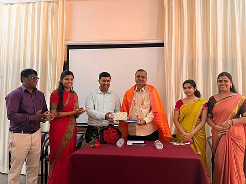 stock market ಹುಬ್ಬಳ್ಳಿಯ ಜೆಎಸ್‌ಎಸ್ ಶ್ರೀ ಮಂಜುನಾಥೇಶ್ವರ ವಾಣಿಜ್ಯ ಪದವಿ ಕಾಲೇಜ್‌ನಲ್ಲಿ ಗುರುವಾರ ವಿಶೇಷ ಉಪನ್ಯಾಸ ನೀಡಿದ ಸಂಪನ್ಮೂಲ ವ್ಯಕ್ತಿ ಪ್ರೊ. ಶ್ರೀಧರ ಗೋಡಬೋಲೆ ಅವರನ್ನು ಗೌರವಿಸಲಾಯಿತು.