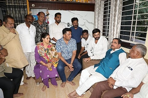 ಹುಬ್ಬಳ್ಳಿಯ ವಿಕಾಸನಗರ ಸಂತ್ರಸ್ತೆ ಮನೆಗೆ ಕೇಂದ್ರ ಸಚಿವ ಪ್ರಲ್ಹಾದ ಜೋಶಿ (prahalad joshi)ಮಂಗಳವಾರ ಭೇಟಿ ನೀಡಿ, ಕುಟುಂಬದವರನ್ನು ಸಂತೈಸಿದರು.