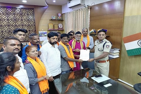 ಹಿಂದೂ ಕಾರ್ಯಕರ್ತರ ಮೇಲಿನ ಕೇಸ್ ಹಿಂಪಡೆಯುವುದು ಸೇರಿ ವಿವಿಧ ಬೇಡಿಕೆಯುಳ್ಳ ಮನವಿಯನ್ನು ಶ್ರೀರಾಮ ಸೇನೆ ಮುಖ್ಯಸ್ಥ ಪ್ರಮೋದ ಮುತಾಲಿಕ್ (pramod mutalik)ಅವರು ಪೊಲೀಸ್ ಆಯುಕ್ತ ಎನ್. ಶಶಿಕುಮಾರ ಅವರಿಗೆ ಮಂಗಳವಾರ ಸಲ್ಲಿಸಿದರು.