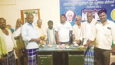 ಹುಬ್ಬಳ್ಳಿ ತಾಲೂಕಿನ ಕೋಳಿವಾಡದ (green gram) ಬೆಂಬಲ ಬೆಲೆ ಹೆಸರು ಖರೀದಿ ಕೇಂದ್ರದಲ್ಲಿ ಶನಿವಾರ ಪರಿಶೀಲನೆಗೆ ಸ್ಯಾಂಪಲ್​ ತಂದಿರುವ ರೈತರು.