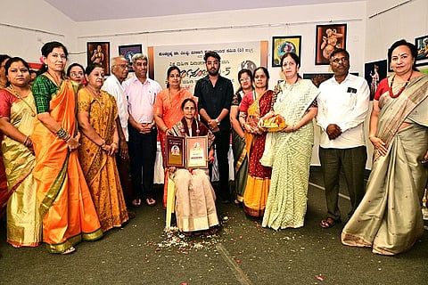 ‘ವರ್ಣ ಸಂಭ್ರಮ-5’ರಲ್ಲಿ (womensday) ಬೆಳಗಾವಿಯ ಹಿರಿಯ ಕಲಾವಿದೆ ಮೀನಾಕ್ಷಿ ಸದಲಗಿ ಅವರಿಗೆ ‘ಸರ್ವವರ್ಣಾತ್ಮಿಕೆ’ ಪ್ರಶಸ್ತಿ ಪ್ರದಾನ ಮಾಡಲಾಯಿತು.