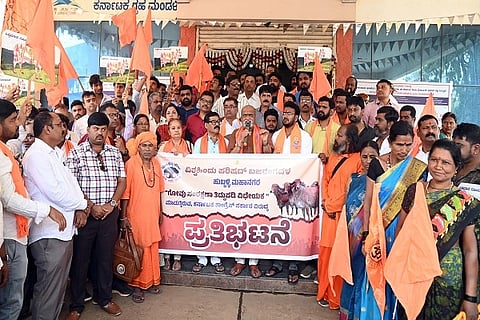 ಗೋಕಳ್ಳರಿಗೆ ಸಹಕರಿಸುತ್ತಿರುವ ಕಾಂಗ್ರೆಸ್ ಸರ್ಕಾರದ ನೀತಿ ಖಂಡಿಸಿ ವಿಶ್ವ ಹಿಂದು ಪರಿಷತ್, ಬಜರಂಗದಳ ಹಾಗೂ ಶ್ರೀರಾಮ ಸೇನೆ ನೇತೃತ್ವದಲ್ಲಿ ಹುಬ್ಬಳ್ಳಿ ತಹಸೀಲ್ದಾರ್ ಕಚೇರಿ ಮುಂದೆ ಸೋಮವಾರ ಪ್ರತಿಭಟನೆ (protest) ನಡೆಯಿತು.