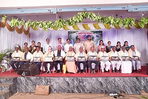 ಹುಬ್ಬಳ್ಳಿಯ ತಕ್ಷ್ ಪ್ರೀ-ಸ್ಕೂಲ್‌ನಲ್ಲಿ (taksh) ಇತ್ತೀಚೆಗೆ ಏರ್ಪಡಿಸಿದ್ದ  4ನೇ ವಾರ್ಷಿಕೋತ್ಸವ (ನಿಸರ್ಗ) ಕಾರ್ಯಕ್ರಮದಲ್ಲಿ ಹಿರಿಯರನ್ನು ಸನ್ಮಾನಿಸಲಾಯಿತು.