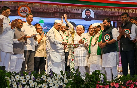 ಹುಬ್ಬಳ್ಳಿ ತಾಲೂಕಿನ ಶಿರಗುಪ್ಪಿ ಗ್ರಾಮದಲ್ಲಿ ಭಾನುವಾರ ಏರ್ಪಡಿಸಿದ್ದ ಬೆಣ್ಣೆಹಳ್ಳ (bennihalla) ಪ್ರವಾಹ ನಿಯಂತ್ರಣ ಹಾಗೂ ತಡೆಗೋಡೆ ನಿರ್ಮಾಣ, ನವಲಗುಂದ ಕ್ಷೇತ್ರ ವಿವಿಧ ಕಾಮಗಾರಿಗಳನ್ನು ಮುಖ್ಯಮಂತ್ರಿ ಸಿದ್ದರಾಮಯ್ಯ ಅವರು ಉದ್ಘಾಟಿಸಿದರು.