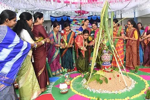 ದಾವಣಗೆರೆಯ ಮಯೂರ್ ಗ್ಲೋಬಲ್ ಶಾಲೆಯಲ್ಲಿ ಮಂಗಳವಾರ ಆಯೋಜಿಸಿದ್ದ ಸಂಕ್ರಾಂತಿ ಸಂಭ್ರಮದಲ್ಲಿ ಶಾಲೆಯ ಶಿಕ್ಷಕಿಯರು ರಾಶಿ ಪೂಜೆ ನೆರವೇರಿಸಿದರು.