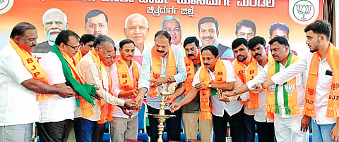 ಹೊಸದುರ್ಗದಲ್ಲಿ ಶನಿವಾರ ತಾಲೂಕು ಬಿಜೆಪಿ ಘಟಕ ಆಯೋಜಿಸಿದ್ದ ಮತದಾರರ ಪಟ್ಟಿ ಪರಿಷ್ಕರಣೆ ವಿಶೇಷ ಸಭೆಯನ್ನು ರಾಜ್ಯ ಖನಿಜ ನಿಗಮದ ಮಾಜಿ ಅಧ್ಯಕ್ಷ ಎಸ್. ಲಿಂಗಮೂರ್ತಿ ಉದ್ಘಾಟಿಸಿದರು. ಬುರುಡೆಕಟ್ಟೆ ರಾಜೇಶ, ಕೆ.ಎಸ್. ಕಲ್ಮಠ, ಗೂಳಿಹಟ್ಟಿ ಜಗದೀಶ್, ಜಗದೀಶ ರಾಮಯ್ಯ, ಅಣ್ಣಪ್ಪ ಸ್ವಾಮಿ, ನಾಗರಾಜ್ ಇತರರು ಇದ್ದರು.