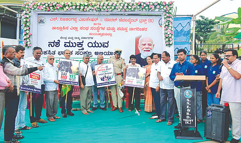 ಹೊಸದುರ್ಗದಲ್ಲಿ ಶನಿವಾರ ಎಸ್‌ಎನ್‌ಇಆರ್‌ಡಿ ಟ್ರಸ್ಟ್ ಹಾಗೂ ವಿವಿಧ ಸಂಘಟನೆಗಳ ಸಹಯೋಗದಲ್ಲಿ ಆಯೋಜಿಸಿದ್ದ ನಶೆ ಮುಕ್ತ ವಿಕಸಿತ ಭಾರತ ಸಂಕಲ್ಪ ಅಭಿಯಾನಕ್ಕೆ ಹೈಕೋರ್ಟ್ ನಿವೃತ್ತ ನ್ಯಾಯಮೂರ್ತಿ ಎಚ್. ಬಿಲ್ಲಪ್ಪ ಚಾಲನೆ ನೀಡಿದರು. ಪಿಐ ಕೆ.ಟಿ. ರಮೇಶ್, ಶಿವಲಿಂಗಪ್ಪ, ಕೆ.ಎಸ್. ಕಲ್ಮಠ, ಎಂ.ಬಿ. ತಿಪ್ಪೇಸ್ವಾಮಿ, ಲೋಕೇಶ್ವರ್ ಇದ್ದರು. Intoxicating