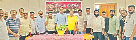ಹೊಸದುರ್ಗದಲ್ಲಿ ಶುಕ್ರವಾರ ಆಯೋಜಿಸಿದ್ದ ಹೊಸದುರ್ಗ ಫ್ರೆಂಡ್ಸ್ ಕ್ಲಬ್‌ಗೆ ರಾಜ್ಯ ಖನಿಜ ನಿಗಮದ ಮಾಜಿ ಅಧ್ಯಕ್ಷ ಎಸ್. ಲಿಂಗಮೂರ್ತಿ ಚಾಲನೆ ನೀಡಿದರು. ಹರೀಶ್‌ಬಾಬು, ರೇವಣಸಿದ್ದಪ್ಪ, ರವಿಕುಮಾರ್, ರಾಘವೇಂದ್ರ ಗುಜ್ಜಾರ್, ಜ್ಞಾನೇಶ ಕಬ್ಬಳ, ಶ್ರೀನಿವಾಸ ಇತರರಿದ್ದರು. Club