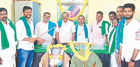 ಹೊಸದುರ್ಗದಲ್ಲಿ ರೈತ ಸಂಘ ಮತ್ತು ಹಸಿರು ಸೇನೆ ವತಿಯಿಂದ 46ನೇ ರೈತ ಹುತಾತ್ಮ ದಿನ ಆಚರಿಸಲಾಯಿತು. ಮಾಯಪ್ಪ, ಕರಿಸಿದ್ದಯ್ಯ, ನಿರಂಜನಮೂರ್ತಿ, ಕೀರ್ತಪ್ಪ ಇತರರು ಇದ್ದರು. Farmer