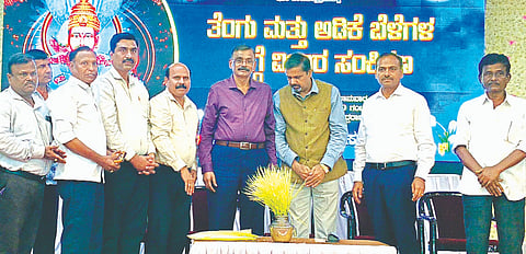 ಹೊಸದುರ್ಗದಲ್ಲಿ ಆಯೋಜಿಸಿದ್ದ ತೆಂಗು ಮತ್ತು ಅಡಿಕೆ ಬೆಳೆಗಳ ವಿಚಾರ ಸಂಕಿರಣವನ್ನು ನಿವೃತ್ತ ಪೋಲಿಸ್ ಮಹಾ ನಿರ್ದೇಶಕ ಎಸ್.ಎನ್. ಸಿದ್ದರಾಮಪ್ಪ ಉದ್ಘಾಟಿಸಿದರು. ಡಾ. ಎಂ.ವಿ. ಧನಂಜಯ, ಮರಿದಿಮ್ಮಪ್ಪ, ಬಸವರಾಜನಾಯ್ಕ, ಪರಶುರಾಮ್ ಚಂದ್ರವಂಶಿ, ನಾರಾಯಣ ಸ್ವಾಮಿ ಇತರರಿದ್ದರು. Crop