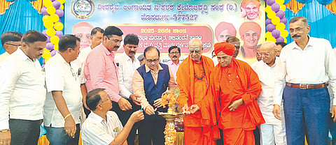 ಹೊಸದುರ್ಗದಲ್ಲಿ ಶನಿವಾರ ವೀರಶೈವ ಲಿಂಗಾಯತ ನೌಕರರ ಕ್ಷೇಮಾಭಿವೃದ್ಧಿ ಸಂಘ ಆಯೋಜಿಸಿದ್ದ ಪ್ರತಿಭಾ ಪುರಸ್ಕಾರ ಹಾಗೂ ಶೈಕ್ಷಣಿಕ ಮತ್ತು ವೃತ್ತಿ ಮಾರ್ಗದರ್ಶನ ಸಮಾರಂಭವನ್ನು ಶ್ರೀ ಪಂಡಿತಾರಾಧ್ಯ ಸ್ವಾಮೀಜಿ ಉದ್ಘಾಟಿಸಿದರು. ಶ್ರೀ ಮೃತ್ಯುಂಜಯ ದೇಶಿಕೇಂದ್ರ ಸ್ವಾಮೀಜಿ, ಎಸ್.ಎನ್. ಸಿದ್ದರಾಮಪ್ಪ, ಬಸವರಾಜಪ್ಪ, ಎಲ್. ಜಯಪ್ಪ ಇದ್ದರು. Lingayat