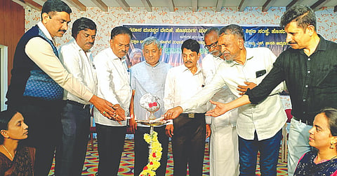 ಹೊಸದುರ್ಗದ ಜಯದೇವ ಸಭಾಂಗಣದಲ್ಲಿ ಎಸ್. ನಿಜಲಿಂಗಪ್ಪ ಶಿಕ್ಷಣ ಮತ್ತು ಗ್ರಾಮೀಣಾಭಿವೃದ್ಧಿ ಸಂಸ್ಥೆ ಹಾಗೂ ಸಮಾನ ಮನಸ್ಕ ವೇದಿಕೆಯಿಂದ ಆಯೋಜಿಸಿದ್ದ ಎಸ್. ಜಾನಕಿ ಅವರ ನುಡಿನಮನ ಕಾರ್ಯಕ್ರಮವನ್ನು ನಿವೃತ್ತ ಹೈಕೋರ್ಟ್ ನ್ಯಾಯಾಧೀಶ ಎಚ್. ಬಿಲ್ಲಪ್ಪ ಉದ್ಘಾಟಿಸಿದರು. ಕೆ.ಎಸ್. ಕಲ್ಮಠ, ಎಂ.ಆರ್. ಶಾಂತಪ್ಪ, ಲೋಕೇಶ್ವರ ಇತರರಿದ್ದರು. Tribute