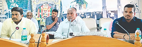 ಹೊಸದುರ್ಗ ತಾಪಂ ಸಭಾಂಗಣದಲ್ಲಿ ಆಯೋಜಿಸಿದ್ದ ಗ್ರಾಪಂ ಪ್ರಗತಿ ಪರಿಶೀಲನಾ ಸಭೆಯಲ್ಲಿ ಶಾಸಕ ಬಿ.ಜಿ. ಗೋವಿಂದಪ್ಪ ಮಾತನಾಡಿದರು. ತಹಸೀಲ್ದಾರ್ ತಿರುಪತಿ ವಿ. ಪಾಟೀಲ್, ತಾಪಂ ವ್ಯವಸ್ಥಾಪಕ ಕರಿಯಪ್ಪ ಇತರರಿದ್ದರು. meeting