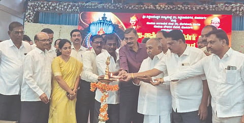 ಹೊಸದುರ್ಗದಲ್ಲಿ ಭಾನುವಾರ ನೊಳಂಬ ಲಿಂಗಾಯತ ಸಂಘ ಹಾಗೂ ಸಿದ್ಧರಾಮೇಶ್ವರ ವಿದ್ಯಾಸಂಸ್ಥೆ ಆಯೋಜಿಸಿದ್ದ ಪ್ರತಿಭಾ ಪುರಸ್ಕಾರ ಸಮಾರಂಭವನ್ನು ಶಾಸಕ ಬಿ.ಜಿ. ಗೋವಿಂದಪ್ಪ ಉದ್ಘಾಟಿಸಿದರು. ಎಸ್.ಎನ್. ಸಿದ್ದರಾಮಪ್ಪ, ಡಾ. ಭಾಗ್ಯ, ಯತಿರಾಜ್, ಮರಿದಿಮ್ಮಪ್ಪ, ರವಿಕುಮಾರ್ ಇತರರು ಇದ್ದರು. Education