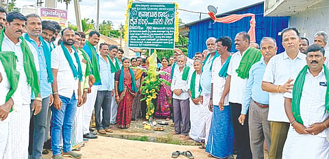 ಹೊಸದುರ್ಗ ತಾಲೂಕಿನ ಜೋಡಿತುಂಬಿನಕೆರೆ ಗ್ರಾಮದಲ್ಲಿ ರೈತ ಸಂಘ ಮತ್ತು ಹಸಿರು ಸೇನೆ ಆಯೋಜಿಸಿದ್ದ ಸಂಘದ ಗ್ರಾಮಘಟಕಗಳನ್ನು ಕಾರ್ಯಾಧ್ಯಕ್ಷ ಈಚಗಟ್ಟ ಸಿದ್ಧವೀರಪ್ಪ ಉದ್ಘಾಟಿಸಿದರು. ಲಕ್ಷ್ಮಣ್ ಹೂಗಾರ್, ಮಾಯಪ್ಪ, ಪ್ರಸನ್ನ ಇತರರು ಇದ್ದರು. Farmer