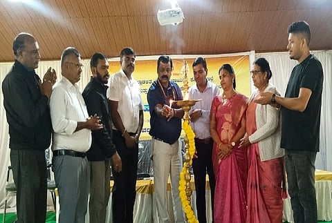ನಗರದ ಗಾಂಧಿ ಭವನದಲ್ಲಿ ಬುಧವಾರ ನಡೆದ ಶಿವಶರಣ ಶ್ರೀ ಹಡಪದ ಅಪ್ಪಣ್ಣ ಜಯಂತಿ ಕಾರ್ಯಕ್ರಮವನ್ನು ಕೆ.ಎಸ್.ದೊರೇಶ್ ಉದ್ಘಾಟಿಸಿದರು. ಕೆ.ಜಯಲಕ್ಷ್ಮಿ, ಎಂ.ಟಿ.ಮಧು, ಕುಮಾರ ಇತರರಿದ್ದರು.