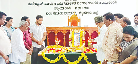 ನಂಜನಗೂಡು ತಾಲೂಕು ಆಡಳಿತ ಭವನದಲ್ಲಿ ಆಯೋಜಿಸಿದ್ದ ಹಡಪದ ಅಪ್ಪಣ್ಣ ಜಯಂತ್ಯುತ್ಸವನ್ನು ಶಾಸಕ ದರ್ಶನ್ ಧ್ರುವನಾರಾಯಣ ಉದ್ಘಾಟಿಸಿದರು. ಕಳಲೆ ಕೇಶವಮೂರ್ತಿ,  ಸ್ಮಿತಾ ರಾಮು, ನಂದಕಿಶೋರ್, ಬಸವರಾಜ್, ಬಿ.ಒ.ಮಹೇಶ್, ಶ್ರೀಕಂಠಸ್ವಾಮಿ ಇತರರು ಇದ್ದರು. 