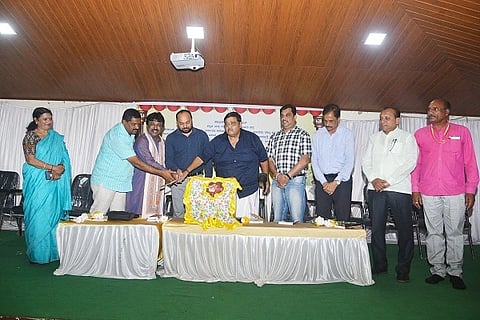 ನಗರದ ಗಾಂಧಿ ಭವನದಲ್ಲಿ ಬುಧವಾರ ನಡೆದ ಹಾಡಿರೆ ರಾಗಗಳ ತೂಗಿರೆ ದೀಪಗಳ ಕಾರ್ಯಕ್ರಮವನ್ನು ಶ್ರೀಧರ್ ಉದ್ಘಾಟಿಸಿದರು. ಕೇಶವ ಕಾಮತ್, ಎಚ್.ಟಿ.ಅನಿಲ್, ನವೀನ್ ಅಂಬೆಕಲ್, ಕುಮಾರ ಇತರರಿದ್ದರು.