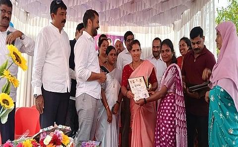 ನಿವೇಶನ ರಹಿತ ಕುಟುಂಬಗಳಿಗೆ ಶಾಸಕ ಡಾ.ಮಂತರ್ ಗೌಡ ಅವರ ನೇತೃತ್ವದಲ್ಲಿ ಹಕ್ಕುಪತ್ರ ವಿತರಿಸಲಾಯಿತು. ಎಸ್.ಜೆ.ಸೋಮಶೇಖರ್, ಶ್ರೀಧರ, ಶೇಖರ್ ಇತರರಿದ್ದರು.