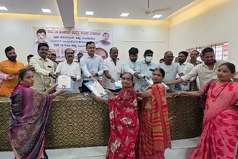 ಹುಬ್ಬಳ್ಳಿ ಸೆಟ್ಲಮೆಂಟ್  (Title deed) ಶಾಂತಿನಿಕೇತನ ಕಾಲನಿಯ ನಿವಾಸಿಗಳಿಗೆ ಕರ್ನಾಟಕ ಕೊಳಗೇರಿ ಅಭಿವೃದ್ಧಿ ಮಂಡಳಿ ಅಧ್ಯಕ್ಷ, ಶಾಸಕ ಪ್ರಸಾದ ಅಬ್ಬಯ್ಯ ಹಕ್ಕುಪತ್ರ ವಿತರಿಸಿದರು. ಪಾಲಿಕೆ ಆಯುಕ್ತ ಡಾ. ರುದ್ರೇಶ ಘಾಳಿ, ಶ್ರೀನಿವಾಸ ಬೆಳದಡಿ, ಸುಬಾನಿ ಮಲ್ಲಾಡ, ಮೈಲಾರಪ್ಪ ಗದಗ, ರಜನಿಕಾಂತ ಬೆಜವಾಡ, ಇತರರು ಇದ್ದರು.