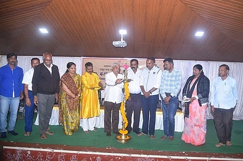 ಕಳಪೆ ಹಾಗೂ ನಕಲಿ ಬಿತ್ತನೆ ಬೀಜ ಮತ್ತು ಕೀಟನಾಶಕಗಳ ಮಾರಾಟವನ್ನು ತಡೆಗಟ್ಟುವ ನಿಟ್ಟಿನಲ್ಲಿ ನಗರದ ಜಿಲ್ಲಾಧಿಕಾರಿ ಅವರ ಕಚೇರಿ ಸಭಾಂಗಣದಲ್ಲಿ ಗುರುವಾರ ನಡೆದ ಜಿಲ್ಲಾ ಮಟ್ಟದ ಕಾರ್ಯಪಡೆ ಸಮಿತಿ ಸಭೆಯಲ್ಲಿ ಎಸ್.ಜೆ.ಸೋಮಶೇಖರ್ ಮಾತನಾಡಿದರು. ಡಾ.ಸಹನಾ ಎಸ್.ಹಾದಿಮನಿ, ಶಶಿಧರ್, ಬಿ.ಎಸ್.ಚಂದ್ರಶೇಖರ್ ಇತರರಿದ್ದರು.