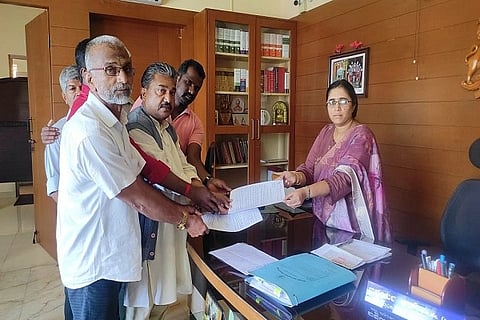 ಉದ್ಯೋಗ ಭದ್ರತೆ ಮತ್ತು ಸಾಮಾಜಿಕ ಭದ್ರತೆ ಸೇರಿದಂತೆ ಹಮಾಲಿ ಕಾರ್ಮಿಕರ ವಿವಿಧ ಬೇಡಿಕೆಗಳನ್ನು ಈಡೇರಿಸಲು ಒತ್ತಾಯಿಸಿ ಕರ್ನಾಟಕ ರಾಜ್ಯ ಹಮಾಲಿ ಕಾರ್ಮಿಕರ ಫೆಡರೇಶನ್ ಕೊಡಗು ಜಿಲ್ಲಾ ಸಮಿತಿ ವತಿಯಿಂದ ಹೆಚ್ಚುವರಿ ಜಿಲ್ಲಾಧಿಕಾರಿ ಆರ್.ಐಶ್ವರ್ಯ ಮೂಲಕ ಸರ್ಕಾರಕ್ಕೆ ಮನವಿ ಸಲ್ಲಿಸಲಾಯಿತು. ಪಿ.ಆರ್. ಭರತ್, ಎ.ಕೆ. ಸುಲೈಮಾನ್, ಆರ್.ಎನ್. ರಾಜು, ಎ. ಗೋಪಿ, ರಾಜು, ಹೆಚ್.ಆರ್. ಕವನ್ ಕುಮಾರ್ ಮತ್ತಿತರರು ಇದ್ದರು.