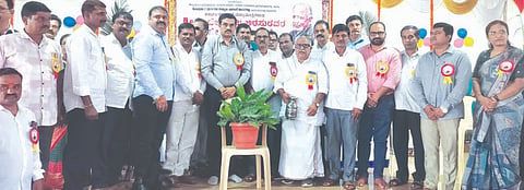 ಹಾನಗಲ್ಲಿನಲ್ಲಿ ಏರ್ಪಡಿಸಿದ್ದ ಡಿ.ದೇವರಾಜ ಅರಸು ಅವರ 111ನೇ ಜನ್ಮದಿನಾಚರಣೆಯನ್ನು ವೀರಪ್ಪ ಬೈಲವಾಳ ಉದ್ಘಾಟಿಸಿದರು. ಮಾರುತಿ ಶಿಡ್ಲಾಪೂರ, ಹನುಮಂತಪ್ಪ ಮರಗಡಿ, ವಿಠಲ್ ಚೌಗುಲಾ, ಎಸ್.ಆನಂದ, ವೈ.ಕೆ. ಜಗದೀಶ ಇತರರಿದ್ದರು.