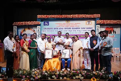 ಅಂತಾರಾಷ್ಟ್ರೀಯ ಮಟ್ಟದಲ್ಲಿ ಸಾಧನೆ ಮಾಡಿದ ಕಾವ್ಯಾ ಹಾಗೂ ಜ್ಯೋತಿ ಅವರನ್ನು ಅಂಗವಿಕಲರ ದಿನಾಚರಣೆಯಲ್ಲಿ ಸನ್ಮಾನಿಸಲಾಯಿತು. ಎಸ್.ಎನ್.ಚನ್ನಬಸಪ್ಪ, ಡಾ. ಧನಂಜಯ ಸರ್ಜಿ, ಬಲ್ಕಿಶ್ ಬಾನು, ಭಾರತಿ ಬಣಕಾರ್, ಸುವರ್ಣಾ ವಿ.ನಾಯ್ಕ ಇತರರಿದ್ದರು.