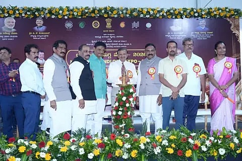 ನಗರದಲ್ಲಿ ನಡೆಯುತ್ತಿರುವ ರಾಷ್ಟ್ರೀಯ ಕೈಮಗ್ಗ ಮೇಳ&2026 ಕಾರ್ಯಕ್ರಮವನ್ನು ಸಂದ ಡಾ.ಸಿಎನ್​. ಮಂಜುನಾಥ್​ ಉದ್ಘಾಟಿಸಿದರು. 