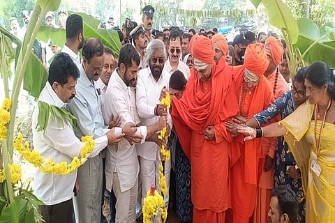 ದುಬಾರೆ ಸಾಕಾನೆ ಶಿಬಿರ ಮತ್ತು ಗಿರಿಜನ ಹಾಡಿಗೆ ಸಂಪರ್ಕ ಕಲ್ಪಿಸುವ ತೂಗು ಸೇತುವೆ ನಿರ್ಮಾಣ ಕಾರ್ಯಕ್ಕೆ ಅರಣ್ಯ, ಜೀವಿಶಾಸ್ತ್ರ ಮತ್ತು ಪರಿಸರ ಖಾತೆ ಸಚಿವ ಈಶ್ವರ ಬಿ. ಖಂಡ್ರೆ ಭೂಮಿ ಪೂಜೆ ನೆರವೇರಿಸಿದರು. ಡಾ. ಮಂತರ್ ಗೌಡ, ಚಂದ್ರಮೌಳಿ, ಮನೆಹಳ್ಳಿ ಮಠದ ಶ್ರೀ ಮಹಾಂತ ಶಿವಲಿಂಗ ಸ್ವಾಮೀಜಿ, ಕಲ್ಲಹಳ್ಳಿ ಮಠದ ಶ್ರೀ ರುದ್ರಮುನಿ ಸ್ವಾಮೀಜಿ ಮತ್ತಿತರರು ಇದ್ದರು