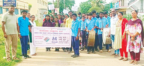 ಹನಗೋಡಿನಲ್ಲಿ ಶಾಲಾ ವಿದ್ಯಾರ್ಥಿಗಳು ಮತದಾನದ ಮಹತ್ವ ಸಾರುವ ಫಲಕಗಳನ್ನು ಹಿಡಿದು ಗ್ರಾಮದ ಪ್ರಮುಖ ಬೀದಿಗಳಲ್ಲಿ ಮೆರವಣಿಗೆ ನಡೆಸಿ ಸಾರ್ವಜನಿಕರಲ್ಲಿ ಮತದಾರರ ಪಟ್ಟಿ ಪರಿಷ್ಕರಣೆ ಕುರಿತು ಅರಿವು ಮೂಡಿಸಿದರು.