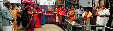 ನರೇಗಲ್ಲ ಪಟ್ಟಣದ ಶ್ರೀ ದತ್ತಾತ್ರೇಯ ದೇವಸ್ಥಾನದಲ್ಲಿ ಆಯೋಜಿಸಿದ್ದ ಶ್ರೀ ಹನುಮಾನ್ (hanuman)ನರೇಗಲ್ಲ ಪಟ್ಟಣದ ಶ್ರೀ ದತ್ತಾತ್ರೇಯ ದೇವಸ್ಥಾನದಲ್ಲಿ ಆಯೋಜಿಸಿದ್ದ ಶ್ರೀ ಹನುಮಾನ್ ಚಾಲೀಸಾ ಪಠಣೆಯ ನಂತರ ಸುಮಂಗಲೆಯರು ಶ್ರೀ ಮಾರುತಿಗೆ ಆರತಿ ಬೆಳಗಿದರು. ಚಾಲೀಸಾ ಪಠಣೆಯ ನಂತರ ಸುಮಂಗಲೆಯರು ಶ್ರೀ ಮಾರುತಿಗೆ ಆರತಿ ಬೆಳಗಿದರು.