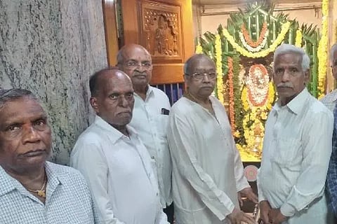 ದಾವಣಗೆರೆಯ ಜಯದೇವ ವೃತ್ತದಲ್ಲಿರುವ ಶ್ರೀ ಶಿವಾನಂದ ತೀರ್ಥ ಗುರು ಅಧ್ಯಾತ್ಮ ಮಂದಿರದಲ್ಲಿ ಶ್ರೀ ದತ್ತಾತ್ರೇಯ ಸ್ವಾಮಿಯ 40ನೇ ವಾರ್ಷಿಕೋತ್ಸವ ಅಂಗವಾಗಿ ಏರ್ಪಾಡಾಗಿದ್ದ ಹನುಮದ್ ವ್ರತ ಸಮಾರೋಪದಲ್ಲಿ ಸೇವಾಕರ್ತರಾದ ಆರ್.ಜಿ. ನಾಗೇಂದ್ರ ಪ್ರಕಾಶ್, ಆರ್.ಜಿ. ದತ್ತರಾಜ್, ರಾಜನಹಳ್ಳಿ ಹರಿಹರಪ್ಪ ಟ್ರಸ್ಟಿನ ಎಚ್. ಶ್ರೀಧರ ಶ್ರೇಷ್ಠಿ, ಶಿವರಾಮ ಶ್ರೇಷ್ಠಿ ಭಾಗವಹಿಸಿದ್ದರು.