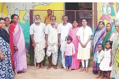 ನೀರಲಕೊಪ್ಪ ಗ್ರಾಮದಲ್ಲಿ ಶನಿವಾರ ಹಮ್ಮಿಕೊಂಡಿದ್ದ ರಾಷ್ಟ್ರೀಯ ಡೆಂೆ ದಿನ ಕಾರ್ಯಕ್ರಮದಲ್ಲಿ ಸಮುದಾಯ ಆರೋಗ್ಯ ಅಧಿಕಾರಿ ಮಂಜುಳಾ ಶಿವಪ್ಪ ಇಲಾಳ, ಅಂಗನವಾಡಿ ಕಾರ್ಯಕರ್ತೆ ದ್ಯಾಮಕ್ಕ ಮ್ಯಾಗಳಮನಿ, ಆಶಾ ಕಾರ್ಯಕರ್ತೆ ವಿಜಯಲಕ್ಷ್ಮೀ ಮೇಟಿ ಇತರರಿದ್ದರು.