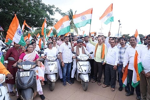 ಹುಬ್ಬಳ್ಳಿಯಲ್ಲಿ ಭಾನುವಾರ ಏರ್ಪಡಿಸಿದ್ದ har ghar tirangaತ್ರಿವರ್ಣಯಾತ್ರೆ ಬೈಕ್ ರ‌್ಯಾಲಿಯಲ್ಲಿ ಶಾಸಕ ಮಹೇಶ ಟೆಂಗಿನಕಾಯಿ, ಎಂ ಎಲ್‌ಸಿ ಲಿಂಗರಾಜ ಪಾಟೀಲ, ಮುತ್ತು ಹೆಬ್ಬಳ್ಳಿ, ರಾಜು ಕಾಳೆ, ಇತರರಿದ್ದರು.