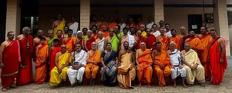 ಶಿವಮೊಗ್ಗ ಕಾರಕೋಡ್ಲು ಸದ್ವಿದ್ಯಾ ವೇದ ಪಾಠಶಾಲೆ ವಾರ್ಷಿಕೋತ್ಸವದಲ್ಲಿ ವೇ.ಬ್ರ.ಶ್ರೀ ಕಾರಕೋಡ್ಲು ಗುರುಮೂರ್ತಿ, ಶ್ಯಾಮರಾವ್, ಶ್ರೀಧರ ಸತ್ಯ, ಮುಂತಾದವರಿದ್ದರು.