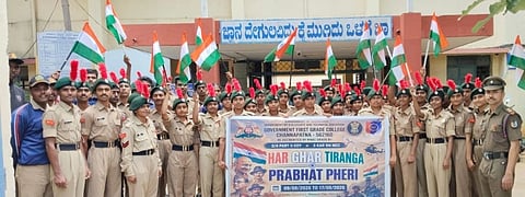 ಚನ್ನಪಟ್ಟಣದ ಸರ್ಕಾರಿ ಪ್ರಥಮ ದರ್ಜೆ ಕಾಲೇಜಿನ ಎನ್‌ಸಿಸಿ ಘಟಕದಿಂದ ಹರ್  ಘರ್ ತಿರಂಗಾ  ಪ್ರಭಾತ್ ಫೇರಿ ಕಾರ್ಯಕ್ರಮ ನಡೆಯಿತು.ಚಂದ್ರು, ಪ್ರಾಂಶುಪಾಲೆ ಡಾ. ಉಷಾ ಮಾಲಿನಿ, ವಿದ್ಯಾರ್ಥಿಗಳು 