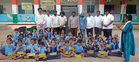 ಸಮಾಜ ಸೇವಕ ನಲ್ಲೂರಹಳ್ಳಿ ಹರೀಶ್ ರೆಡ್ಡಿ ಹುಟ್ಟು ಹಬ್ಬದ ಪ್ರಯುಕ್ತ ಸರ್ಕಾರಿ ಶಾಲೆಯವಿದ್ಯಾರ್ಥಿಗಳಿಗೆ ಶ್ಯೂ, ಶಾಲೆಗೆ ಅಲಮಾರು (ಬಿರು) ಮತ್ತು ಚೇರುಗಳು ಸೇರಿ ಅಗತ್ಯ ಪರಿಕರಿಗಳನ್ನು ವಿತರಿಸಿದರು