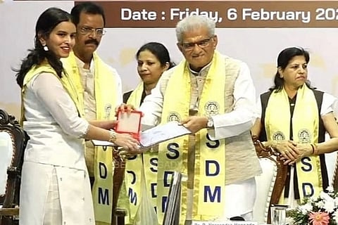 ಇಂಗೀಷ್ ಎಂಎ ವಿಭಾಗದಲ್ಲಿ ಚಿನ್ನದ ಪದಕ ಗಳಿಸಿ ಸಾಧನೆ ಮಾಡಿದ ಮಡಿಕೇರಿಯ ಹಾಸಿನಿ ಸಿಂಗ್ ರಜಪೂತ್ ಧರ್ಮಸ್ಥಳ ಧರ್ಮಾಧಿಕಾರಿ ಡಾ. ವೀರೇಂದ್ರ ಹೆಗ್ಗಡೆ ಅವರಿಂದ ಚಿನ್ನದ ಪದಕ ಸ್ವೀಕರಿಸಿದರು. ಶ್ರೀ ಧರ್ಮಸ್ಥಳ ಮಂಜುನಾಥೇಶ್ವರ ಕಾಲೇಜಿನ ಪ್ರಮುಖರು ಇದ್ದರು.
