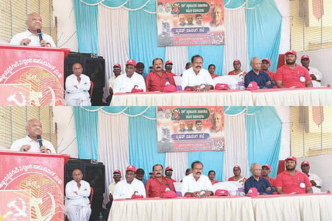 ಹಟ್ಟಿಯ ಪೈ ಭವನದಲ್ಲಿ ಆಯೋಜಿಸಿದ್ದ ವಿಶ್ವ ಕಾರ್ಮಿಕ ದಿನಾಚರಣೆ ಕಾರ್ಯಕ್ರಮದಲ್ಲಿ ಸಿಐಟಿಯು ರಾಷ್ಟ್ರೀಯ ಕಾರ್ಯದರ್ಶಿ ಕೆ.ಎನ್.ಉಮೇಶ್ ಮಾತನಾಡಿದರು. ಕಾರ್ಮಿಕ ಸಂಘದ ಪ್ರಧಾನ ಕಾರ್ಯದರ್ಶಿ ಎಸ್.ಎಂ.ಶಫೀ, ಸಿಬ್ಬಂದಿ ಶಾಂತಪ್ಪ ಆನ್ವರಿ, ಯಂಕೋಬ ಮಿಯ್ಯಪುರ, ಸಿದ್ದಪ್ಪ ಮುಂಡರಗಿ, ಮೈನುದ್ದೀನ್ ಇತರರಿದ್ದರು.