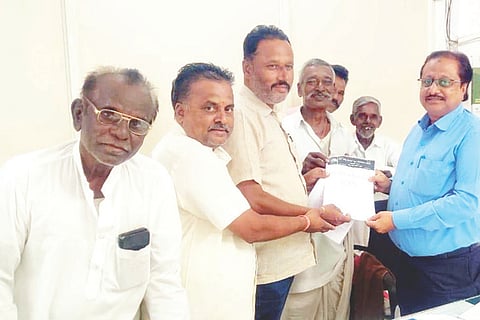 ಗಣಿ ಗುತ್ತಿಗೆ ಸಮಸ್ಯೆ ಪರಿಹರಿಸಲು ಒತ್ತಾಯಿಸಿ ಹಟ್ಟಿ ಚಿನ್ನದಗಣಿಯಲ್ಲಿ ಭೂ ಹಕ್ಕು ವಂಚಿತ ರೈತ ಹೋರಾಟ ಸಮಿತಿ ಗಣಿ ಕಂಪನಿ ಪ್ರಧಾನ ವ್ಯವಸ್ಥಾಪಕ ಸಫೀವುಲ್ಲಾಖಾನ್ ಅವರಿಗೆ ಮನವಿ ಸಲ್ಲಿಸಿತು. ಪ್ರಮುಖರಾದ ಬಾಬು ನಾಯಿಕೊಡಿ, ಕೆ.ಶಿವಾನಂದ, ಶಿವಪುತ್ರಪ್ಪ ಹಟ್ಟಿ, ಸುರೇಶಗೌಡ ಪೊಲೀಸ್ ಪಾಟೀಲ್, ಯಂಕಣ್ಣ ಯಾದವ್, ಅಂಬು ಸೇರಿದಂತೆ ರೈತರು ಇದ್ದರು.