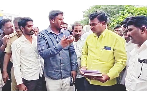 ಲಿಂಗಸುಗೂರಿಗೆ ಸಮರ್ಪಕ ಬಸ್ ಸೌಲಭ್ಯ ಕಲ್ಪಿಸುವಂತೆ ಆಗ್ರಹಿಸಿ ಹಟ್ಟಿಯಲ್ಲಿ ಡಿಪೋ ಮ್ಯಾನೇಜರ್ ಪಿ.ಲಕ್ಷ್ಮಣ್‌ಗೆ ಸಂಘಟನೆಗಳ ಮುಖಂಡರು ಆಗ್ರಹಿಸಿದರು. ಎಸ್‌ಎಫ್‌ಐ ಜಿಲ್ಲಾಧ್ಯಕ್ಷ ರಮೇಶ ವೀರಾಪೂರ, ವೆಂಕೋಬ್ ಮಿಯ್ಯಪೂರ, ನಿಂಗಪ್ಪ ವೀರಾಪೂರ ಇತರರಿದ್ದರು. 