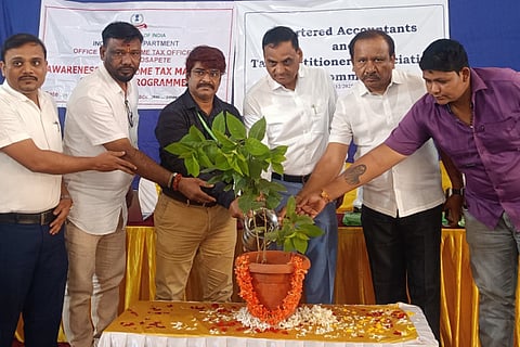 ಹಗರಿಮೊಮ್ಮನಹಳ್ಳಿಯಲ್ಲಿ ಆದಾಯ ತೆರಿಗೆ ಕಾನೂನಿನ ಬಗ್ಗೆ ಸಾರ್ವಜನಿಕ ಜಾಗೃತಿ ಕಾರ್ಯಕ್ರಮವನ್ನು ಆದಾಯ ತೆರಿಗೆ ಅಧಿಕಾರಿ ಕೆ.ಲೋಕೇಶ್ ಉದ್ಘಾಟಿಸಿದರು. ಛೇಂಬರ್ ಆಫ್ ಕಾಮರ್ಸ್ ಅಧ್ಯಕ್ಷ ಬಾದಾಮಿ ಮೃತ್ಯುಂಜಯ, ವಾಣಿಜ್ಯ ತೆರೆಗೆ ಅಧಿಕಾರಿ ಪ್ರವೀಣ್, ಕ್ಲಾಥ್ ಮಚರ್ಂಟ್ ಅಧ್ಯಕ್ಷ ನಾಗರಾಜ್ ಸಾಲ್ಮನಿ ಇತರರಿದ್ದರು.