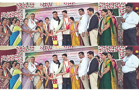 ಹಗರಿಬೊಮ್ಮನಹಳ್ಳಿಯಲ್ಲಿ ಧರ್ಮಸ್ಥಳ ಗ್ರಾಮಾಭಿವೃದ್ಧಿ ಯೋಜನೆಯಿಂದ ಆಯೋಜಿಸಿದ್ದ, ಮಹಿಳಾ ಜ್ಞಾನ ವಿಕಾಸ ವಿಚಾರ ಗೋಷ್ಠಿಯನ್ನು ಮಾಜಿ ಶಾಸಕ ಎಸ್.ಭೀಮಾನಾಯ್ಕ ಉದ್ಘಾಟಿಸಿದರು. ಪುರಸಭೆ ಅಧ್ಯಕ್ಷ ಎಂ.ಮರಿರಾಮಣ್ಣ, ಉಪಾಧ್ಯಕ್ಷೆ ಅಂಬಿಕಾ ದೇವೇಂದ್ರಪ್ಪ, ಯಡಿಯೂರು ಸಿದ್ದಲಿಂಗೇಶ್ವರ ವಿದ್ಯಾಸಂಸ್ಥೆ ಅಧ್ಯಕ್ಷೆ ಕೆ.ಎಂ.ಇಂದುಮತಿ ತಿಪ್ಪೇಸ್ವಾಮಿ, ಯೋಜನೆಯ ಪ್ರಾದೇಶಿಕ ನಿರ್ದೇಶಕ ಚಂದ್ರಶೇಖರ್ ಇತರರಿದ್ದರು.