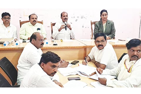 ಹಗರಿಬೊಮ್ಮನಹಳ್ಳಿಯಲ್ಲಿ ಗಣರಾಜ್ಯೋತ್ಸವದ ಪೂರ್ವಭಾವಿ ಸಭೆಯಲ್ಲಿ ಶಾಸಕ ಕೆ.ನೇಮಿರಾಜ್‌ನಾಯ್ಕ ಮಾತನಾಡಿದರು. ತಹಸೀಲ್ದಾರ್ ಆರ್.ಕವಿತಾ, ತಾ.ಪಂ.ಇಒ ವಿಶ್ವನಾಥ, ಪುರಸಭೆ ಸದಸ್ಯ ದೀಪಕ್ ಸಾ ಕಠಾರೆ ಇತರರಿದ್ದರು.