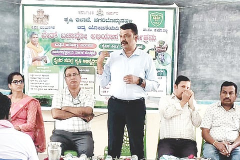ಕನ್ನಿಹಳ್ಳಿ ಗ್ರಾಮದಲ್ಲಿ ಖೇತ್ ಬಚಾವೋ ಆಂದೋಲನ ಅಂಗವಾಗಿ ಆಯೋಜಿಸಿದ್ದ ತರಬೇತಿ ಕಾರ್ಯಕ್ರಮದಲ್ಲಿ ಕೃಷಿ ಇಲಾಖೆ ಉಪ ನಿರ್ದೇಶಕ ಎ.ವಾಮದೇವ ಕೊಳ್ಳಿ ಮಾತನಾಡಿದರು. ಕೃಷಿ ಇಲಾಖೆ ಸಹಾಯಕ ನಿರ್ದೇಶಕ ಸಂಜೀವಗೌಡ ಪಾಟೀಲ್, ತೋಟಗಾರಿಕೆ ಇಲಾಖೆ ಸಹಾಯಕ ನಿರ್ದೇಶಕ ವಿಜಯ ನಿಚ್ಚಪುರ ಇತರರಿದ್ದರು.