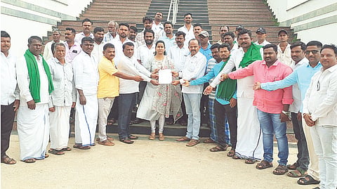 ಹಂಪಾಪಟ್ಟಣದಲ್ಲಿ ಸರ್ಕಾರಿ ಪದವಿಪೂರ್ವ ಕಾಲೇಜು ಆರಂಭಿಸಲು ಒತ್ತಾಯಿಸಿ ಸುತ್ತಲಿನ ಗ್ರಾಮಸ್ಥರು ಹಗರಿಬೊಮ್ಮನಹಳ್ಳಿಯಲ್ಲಿ ತಹಸೀಲ್ದಾರ್ ಆರ್.ಕವಿತಾಗೆ ಮನವಿ ಸಲ್ಲಿಸಿದರು. ಕರವೇ ತಾಲೂಕು ಅಧ್ಯಕ್ಷ ಬುಡ್ಡಿ ಬಸವರಾಜ, ಗೋಮಾತಾ ಟ್ರಸ್ಟ್ ಅಧ್ಯಕ್ಷ ಟಿ.ಕೊಟ್ರೇಶ, ಪ್ರಮುಖರಾದ ಬಿ.ನಾಗರಾಜ್, ಸಿ.ಎಲ್.ಕುಮಾರ್, ಸಿದ್ದರಗಾಳಪ್ಪ ಇತರರಿದ್ದರು.
