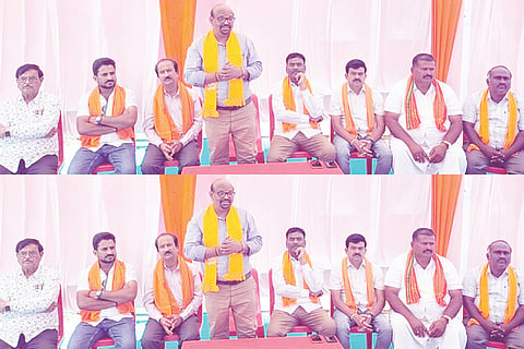 ಹಗರಿಬೊಮ್ಮನಹಳ್ಳಿಯಲ್ಲಿ ಹಿಂದೂ ಸಮಾವೇಶದ ಸಿದ್ಧತೆ ಸಭೆಯಲ್ಲಿ ಸಮಾವೇಶ ವೇದಿಕೆ ಅಧ್ಯಕ್ಷ ಡಾ.ಬಂಡ್ರಿ ವಿಶ್ವನಾಥ ಮಾತನಾಡಿದರು. ಪ್ರಮುಖರಾದ ಹಾಲ್ದಾಳ್ ವಿಜಯಕುಮಾರ್, ಕನ್ನಿಹಳ್ಳಿ ಚಂದ್ರಶೇಖರ, ಈ.ಕೃಷ್ಣಮೂರ್ತಿ ಇತರರಿದ್ದರು.