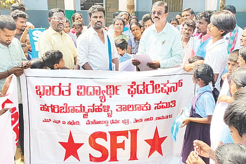 ಕೆಪಿಎಸ್ ಮ್ಯಾಗ್ನೆಟ್ ಶಾಲೆಗಳನ್ನು ವಿರೋಧಿಸಿ ಹಗರಿಬೊಮ್ಮನಹಳ್ಳಿ ತಾಲೂಕಿನ ಓಬಳಾಪುರ ಸರ್ಕಾರಿ ಶಾಲೆ ಆವರಣದಲ್ಲಿ ಎಸ್‌ಎಫ್‌ಐದಿಂದ ಜನಜಾಗೃತಿ ಮೂಡಿಸಲಾಯಿತು. ಎಸ್‌ಎಫ್‌ಐ ಜಿಲ್ಲಾಧ್ಯಕ್ಷ ಜಯಸೂರ್ಯ, ಪ್ರಮುಖರಾದ ನರಸಿಂಹರಾಜ, ರಮೇಶ, ಕರಿಯಪ್ಪ, ಹನುಮಂತ ಸ್ವಾಮಿ, ತಿಪ್ಪೇಸ್ವಾಮಿ, ಬಸವರಾಜ, ಕುಮಾರಪ್ಪ, ನಾಗರಾಜ, ಜ್ಞಾನೇಶ, ಪವಾಡಪ್ಪ ಇತರರಿದ್ದರು.
